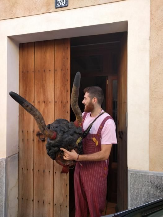 In Anlehnung an eine Dorflegende erfanden die Menschen in Sineu eine Fabelgestalt, halb Stier, halb Teufel, mit einer rosa Blume geschmückt: den Muc. Unter diesem Namen wurde er erstmals 2003 gefeiert. Seither strömen Jahr für Jahr, stets am 14. August, immer mehr rosa bekleidete Anhänger nach Sineu.