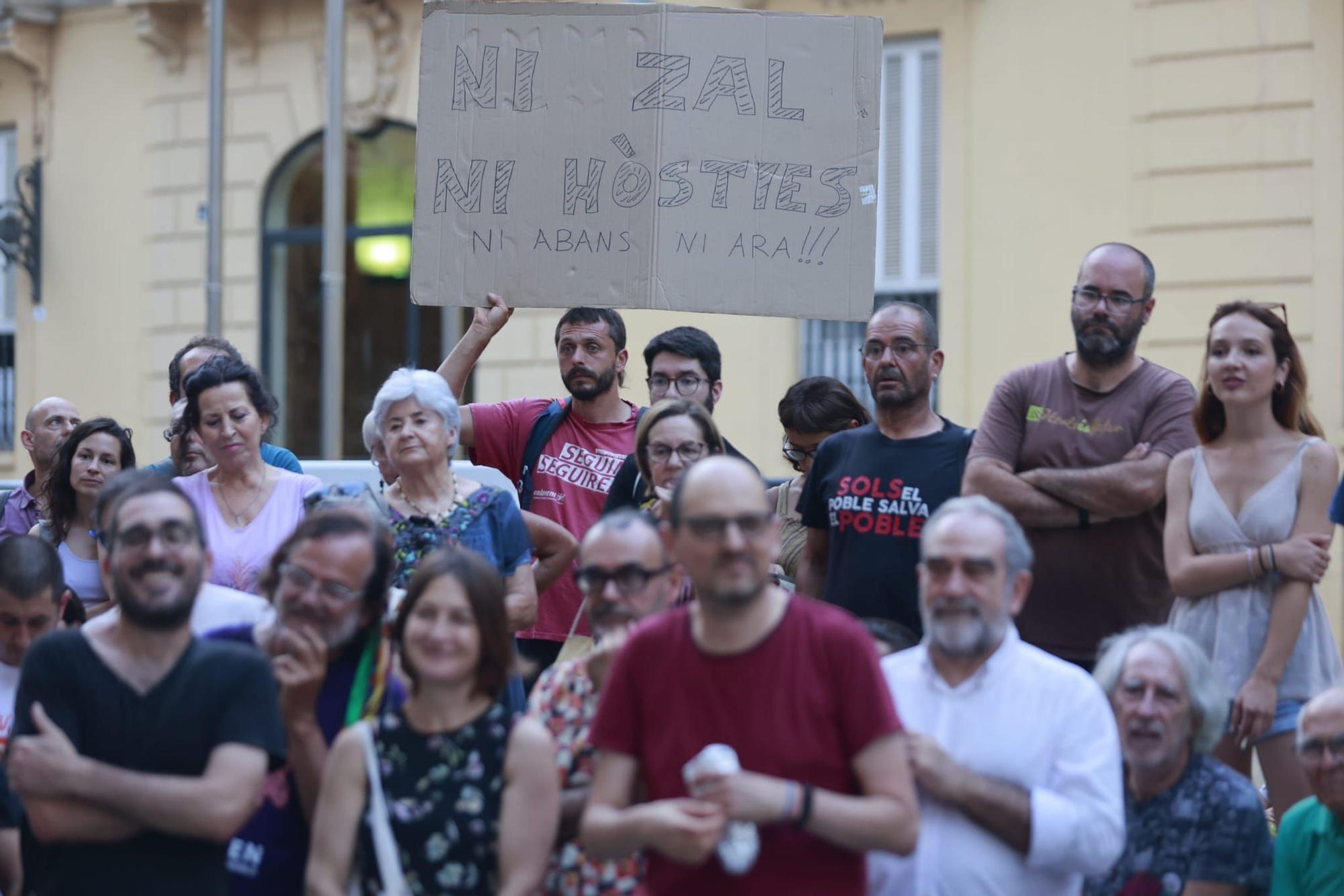 Concentración contra la ZAL en la plaza de Manises