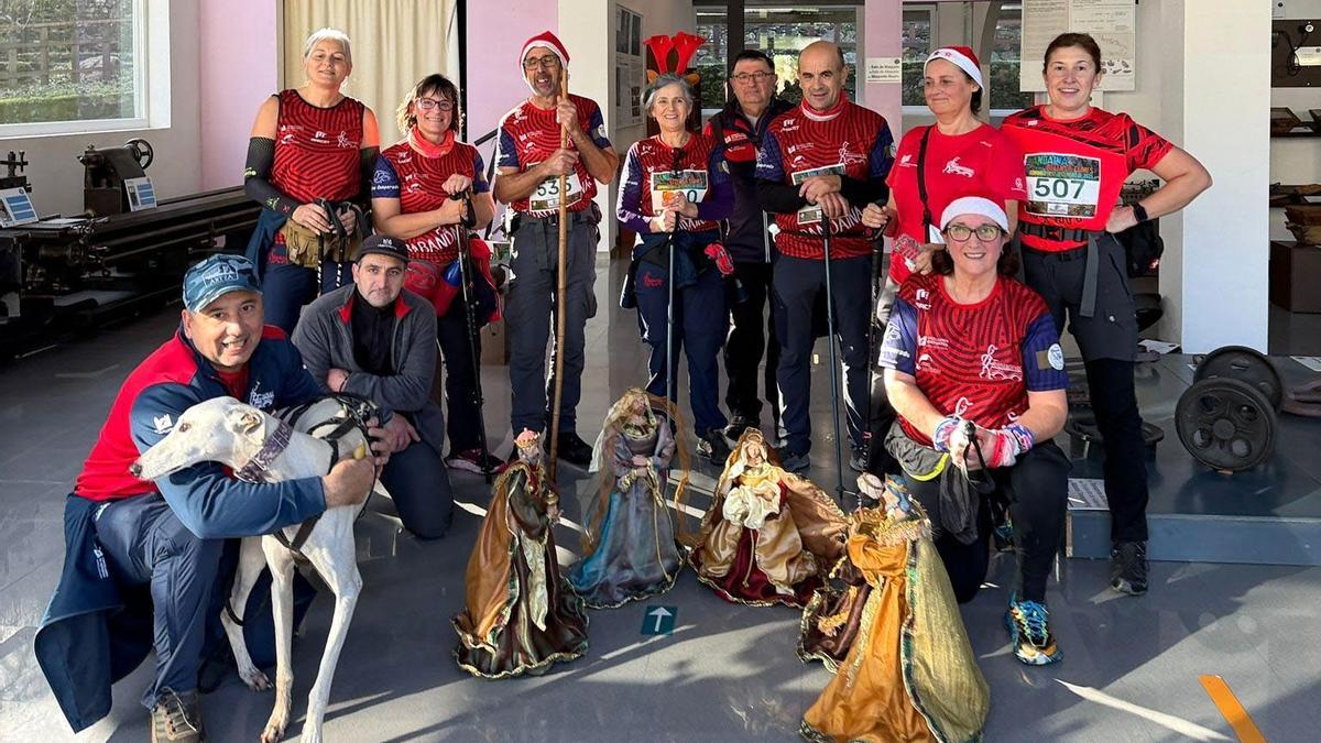 Camiñantes contemplando o Belén de Cumes no Museo das Minas de San Fins.