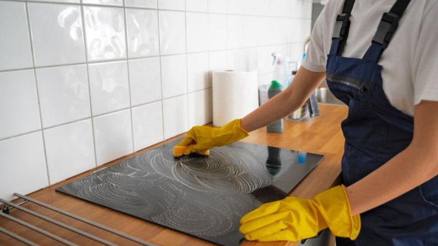 Adeu a fregar: la cullerada que deixa la vitroceràmica com acabada de comprar