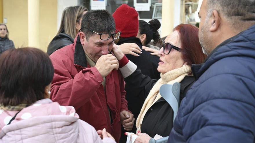 El abuelo materno del pequeño, durante la concentración en repulsa por el crimen, este jueves, en Garrucha (Almería). | Efe
