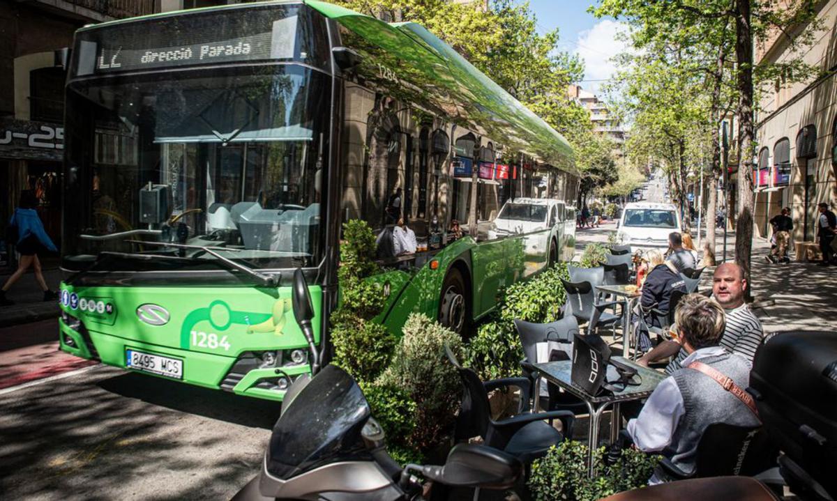 Un autobús passant pel costat de la terrassa d’El Farolillo, ahir  | OSCAR BAYONA