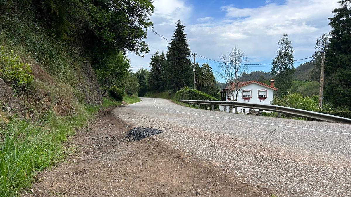 La carretera CT-2 que conecta varios núcleos rurales con Piedras Blancas.