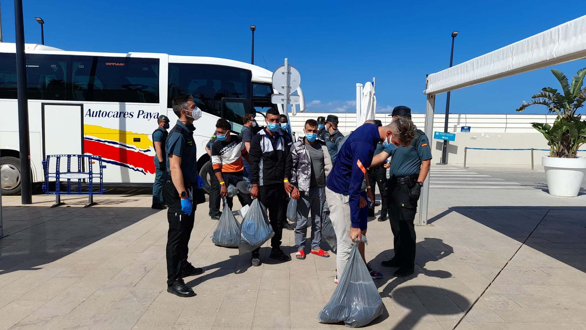 Traslado de los migrantes llegados en patera a Formentera hasta Ibiza