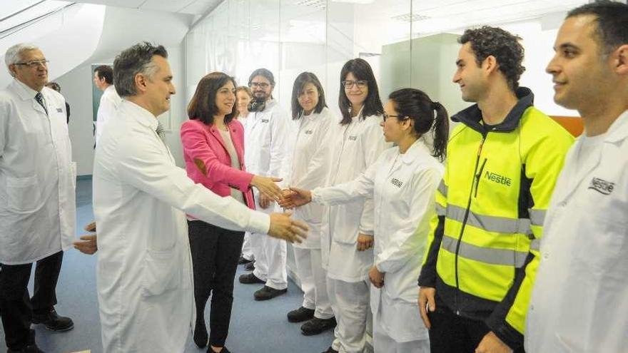 La conselleira y directivos de Nestlé saludan a la plantilla de la planta de Pontecesures. // Iñaki Abella