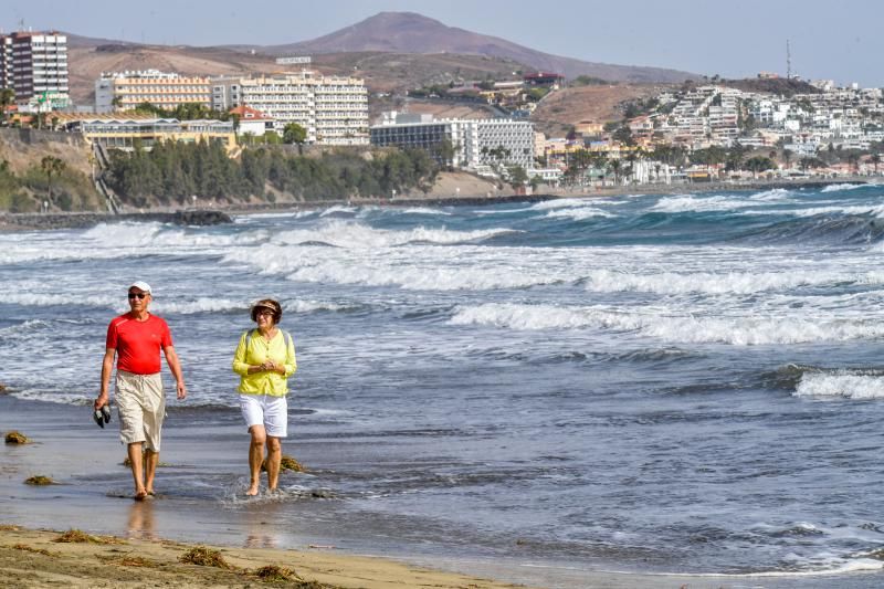 El viento y la calima siguen el jueves en Canarias y cierran Playa del Inglés por mala mar