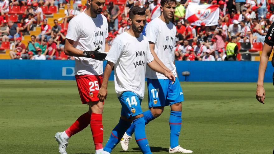 El Valencia salta a Vallecas con una camiseta en apoyo a Jaume