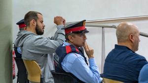 El rapero Pablo Hasel (2d) durante un juicio en la Audiencia de Lleida, a 23 de noviembre de 2022, en Lleida, Catalunya (España).