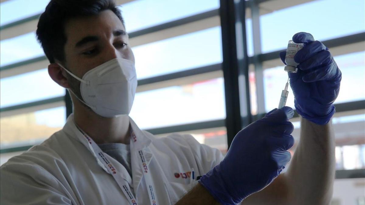 ESPLUGUES DE LLOBREGAT 16 01 2021 Sociedad  Vacunacion de los profesionales sanitarios del Hospital Sant Joan de Deu en Barcelona con la vacuna de Moderna  Son las primeras vacunas de Moderna que se ponen en Catalunya  FOTO de RICARD CUGAT