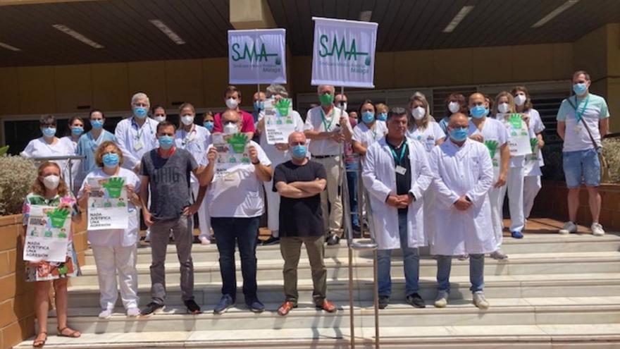 Sanitarios del Hospital Costa del Sol, ayer, en la concentración contra una agresión. | L.O.