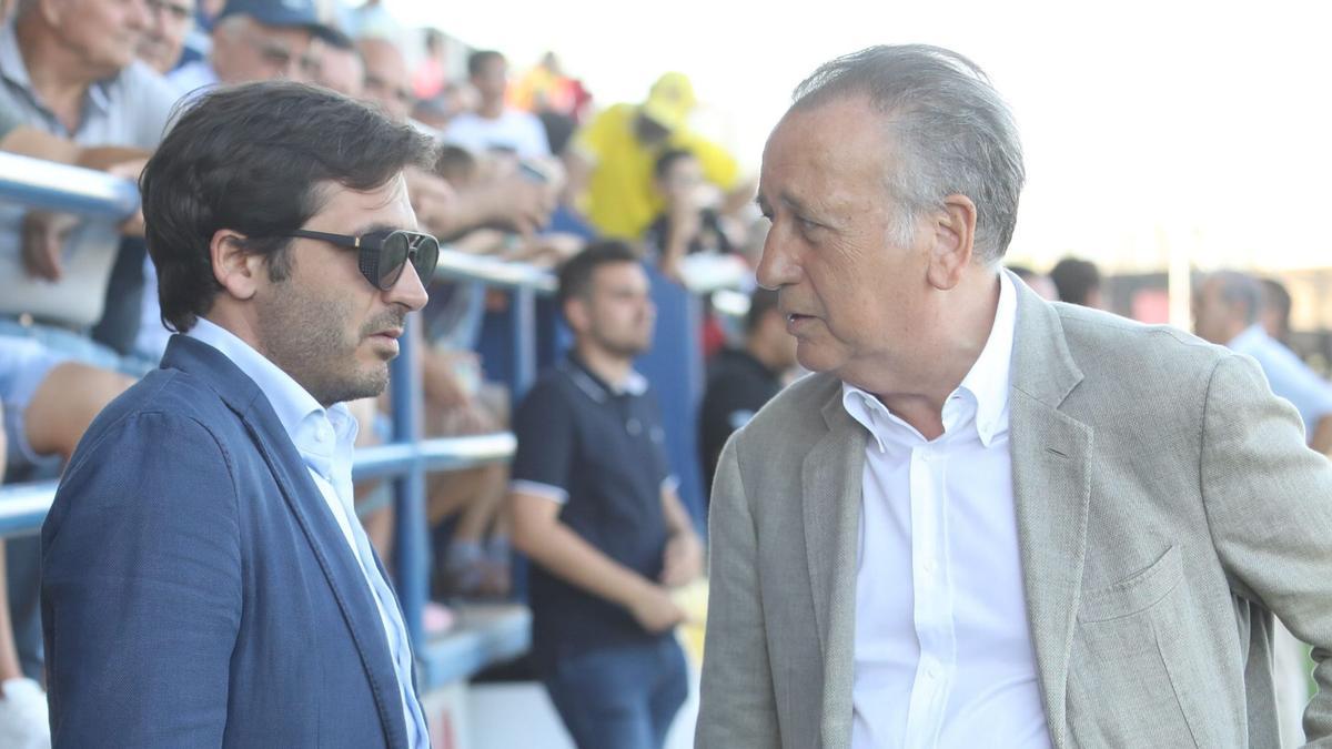 El consejero delegado del Villarreal, Roig Negueroles (i), en la imagen junto a Fernando Roig, tiene trabajo para planificar la 2023/24.