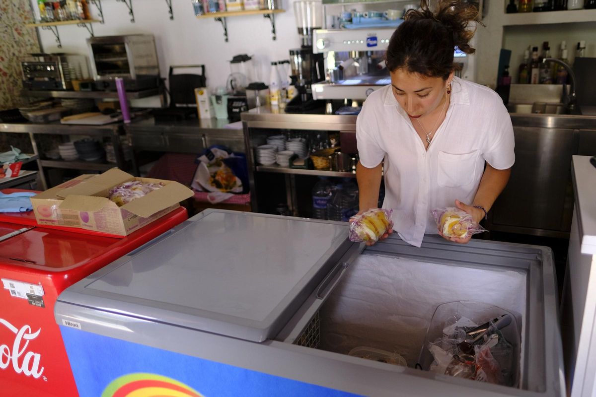 Pamela Romero recarga la nevera de helados en Fataga.