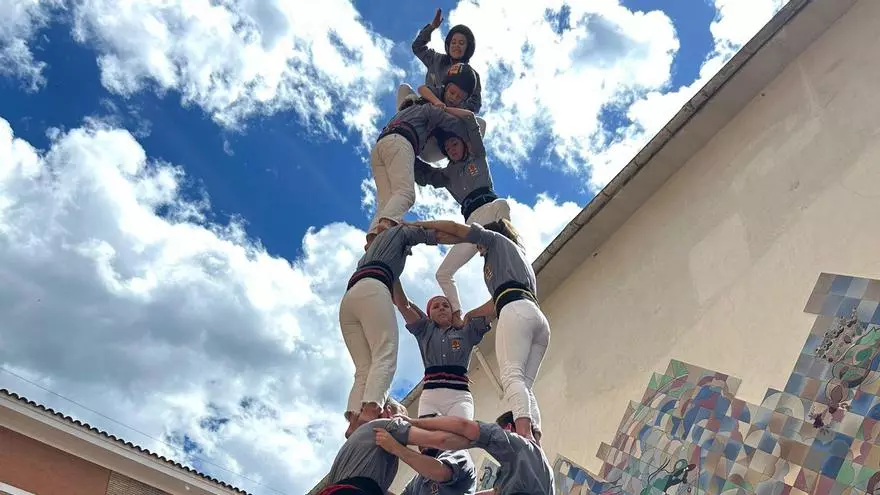 Els Tirallongues descarreguen castells de 7 i mig a la Fira de Maig de Berga