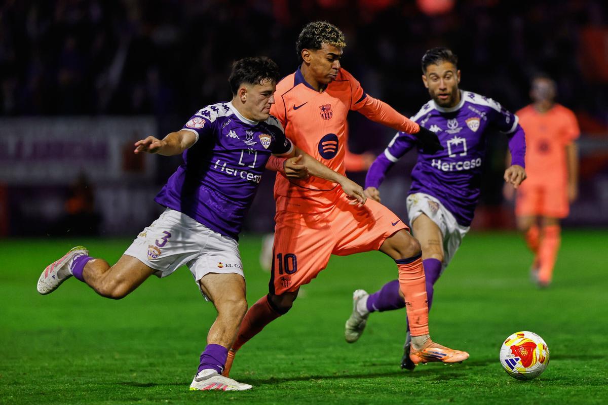Barcelona's Lamine Yamal, center, vies for the ball with Guadalajara's Argus Moreno during the Copa del Rey soccer match between Guadalajara and Barcelona in Guadalajara, Spain, Tuesday, Dec. 16, 2025. (AP Photo/Rudy Garcia)