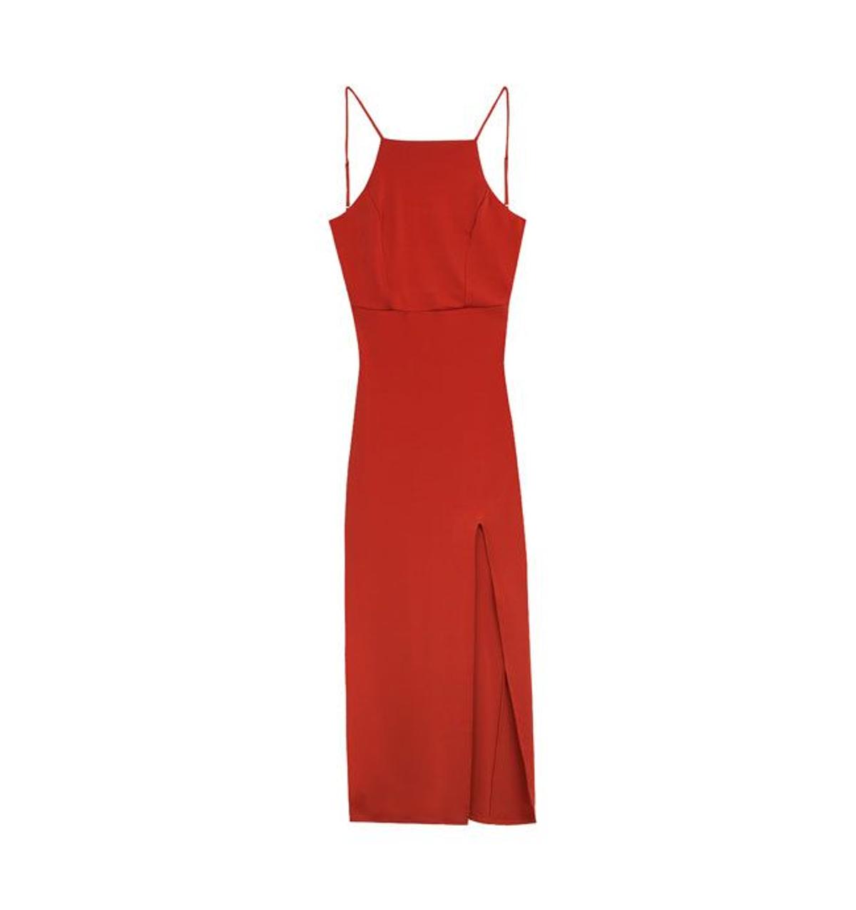 Vestido satinado rojo con abertura, de Bershka