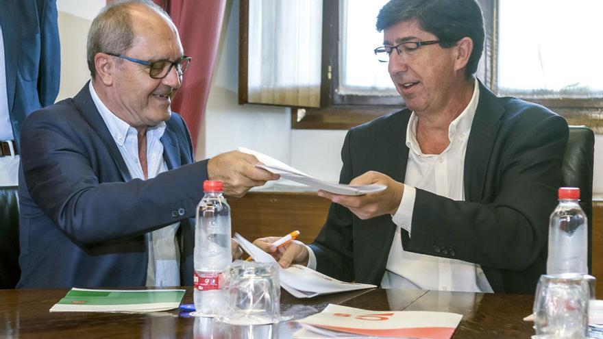 Los representantes del PSOE-A, Juan Cornejo, y de Ciudadanos, Juan Marín, durante la firma del acuerdo para la reforma del Impuesto de Sucesiones.