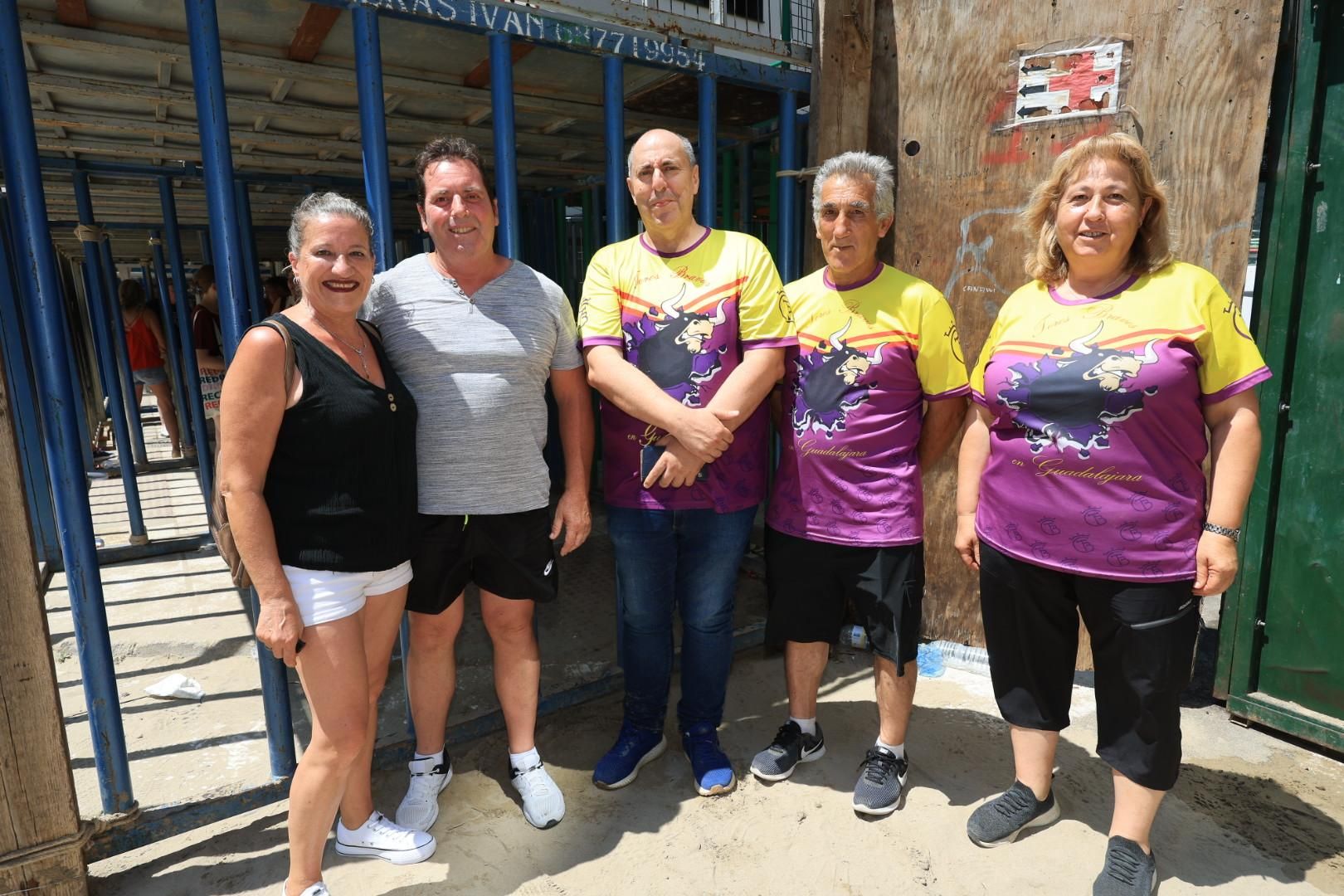 Las collas llenan de color las calles del Grau por Sant Pere