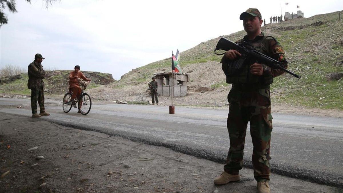 Control de las fuerzas de seguridad afganas en Behsood (Afganistán).