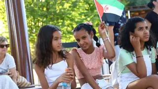 Las autoridades dan la bienvenida a los niños saharauis