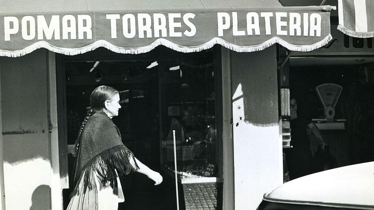 La plateria d’Antoni Pomar Torres, que s’anunciava a la premsa el 1926 al cantó de la plaça, anys 60 del segle XX. 
