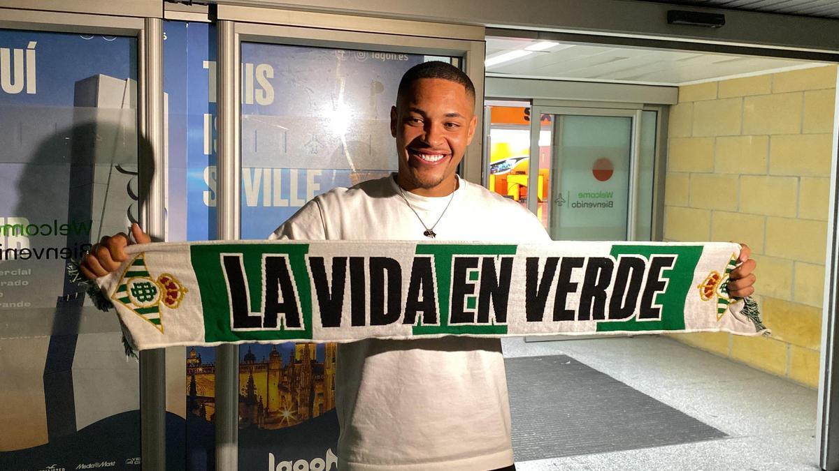 Vitor Roque aterriza en Sevilla para convertirse en jugador del Real Betis