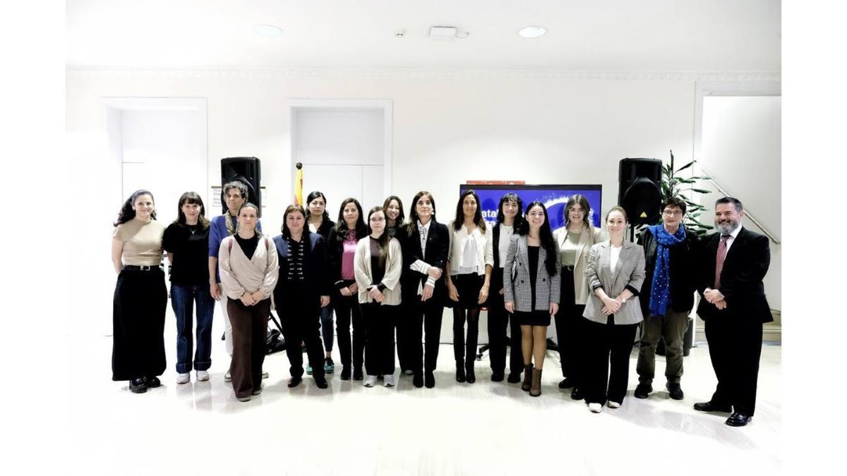 Las conselleras Núria Montserrat y Esther Niubó con las investigadoras