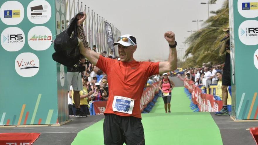 El lituano Gediminas Grinius llega a meta en la Transgrancanaria 2015.