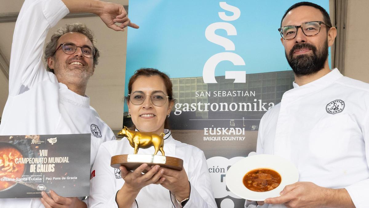 Pau Pons, Romina Reyes y Héctor Barbero, los chefs del restaurante L'Artesana Santa Eulàlia tras ganar el Campeonato del Mundo de Callos 2025.