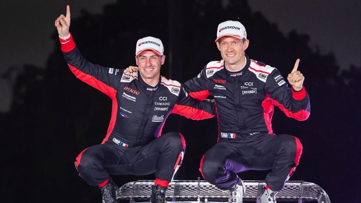 Sébastien Ogier y Vincent Landais celebran la victoria en Japón