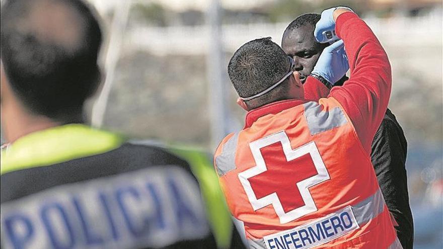 Trasladan a los 21 ocupantes de una patera a Gran Canaria