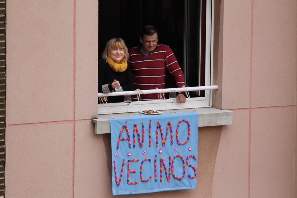 Los avilesinos celebran la Comida en la Calle desde los balcones