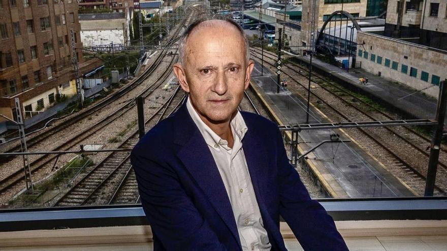 Javier Sáenz de Jubera en la sede de TotalEnergies, con las vías de la estación de la Renfe de Oviedo al fondo. | IRMA COLLÍN