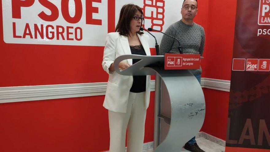 Adriana Lastra y Bernardino Niño, ayer, en la sede del PSOE de Langreo. | M. Á. G.