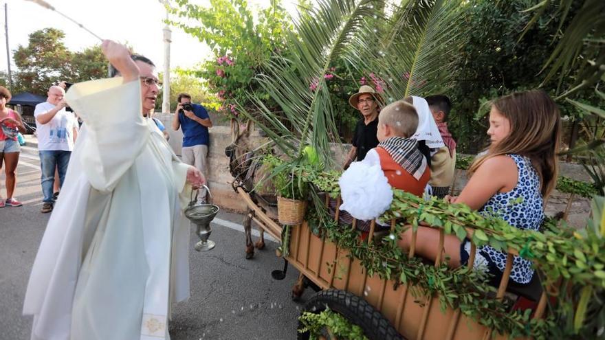 Gabriel Seguí bendice el primer ´carretó´, cargado de niños y tirado por la burra Paquita.