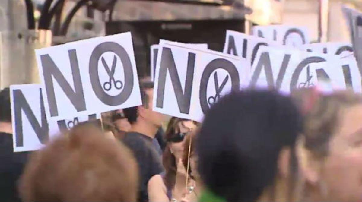 Vídeo amb protestes dels funcionaris, que per quart any consecutiu veuen com el seu sou no puja i segueix congelat.