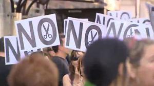 Vídeo amb protestes dels funcionaris, que per quart any consecutiu veuen com el seu sou no puja i segueix congelat.