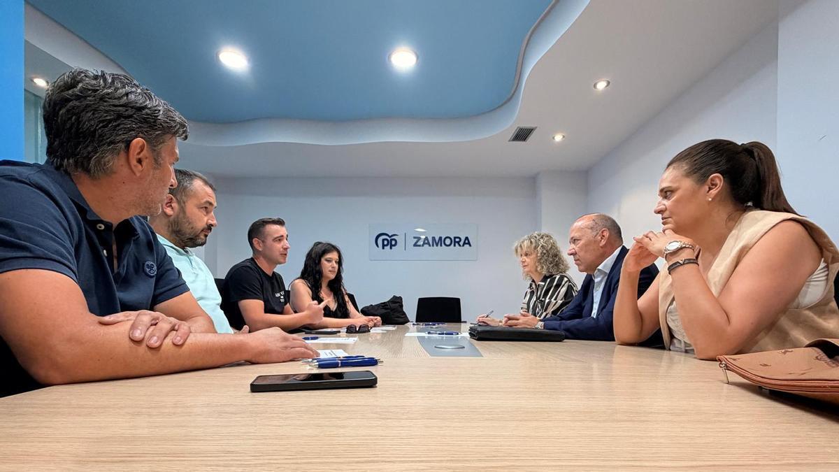 Los representantes de las autoescuelas de Zamora, reunidos con los parlamentarios nacionales del Partido Popular.