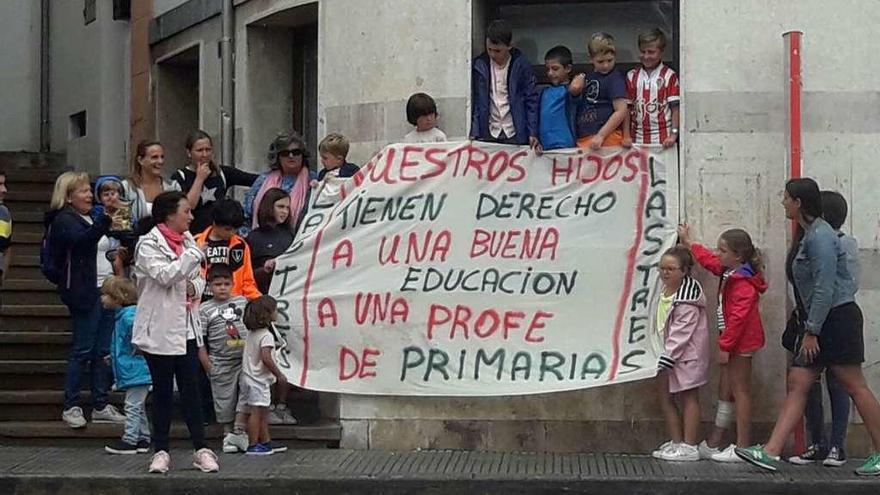 Familias, vecinos y estudiantes concentrados ayer en la calle San Antonio de Lastres.