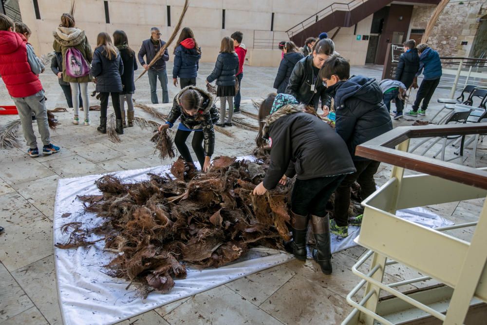 La Asociación de Palmereros y el Museo Arqueológico llevan a cabo talleres con niños para que aprendan a realizar las tradicionales antorchas