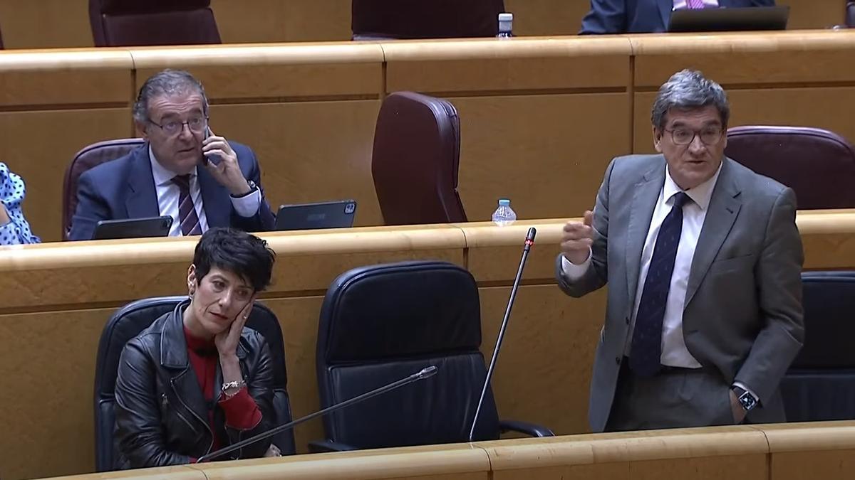 El exconseller del PPCV, Gerardo Camps, habla por teléfono mientras el ministro José Luis Escrivà interviene en el Senado.