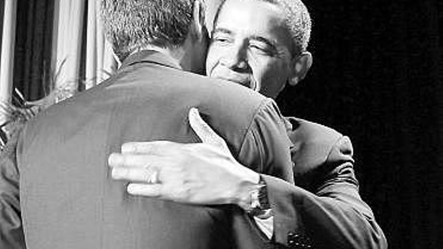 Obama y Zapatero se abrazan al principio del acto religioso.