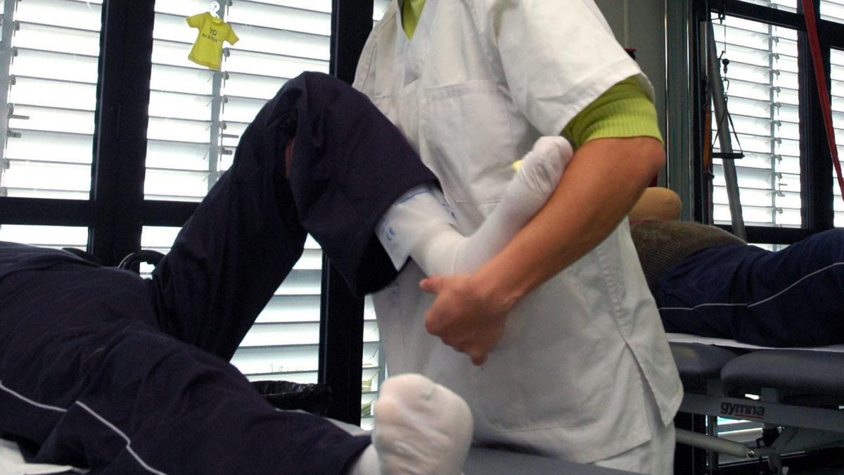 Una profesional atiende a un paciente en el Hospital Universitario Insular de Gran Canaria.