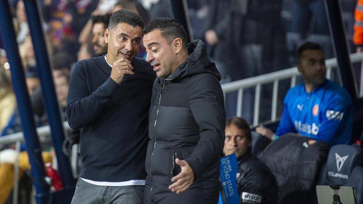 Xavi y Míchel charlan en Montjuïc antes de empezar el Barça-Girona de la primera vuelta de la Liga 23-24 (2-4).