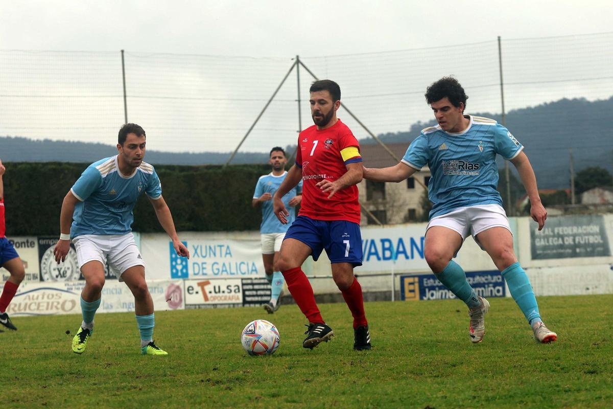 Tomás Abelleira lucha con Comis por un balón en el partido de ayer en San Pedro.