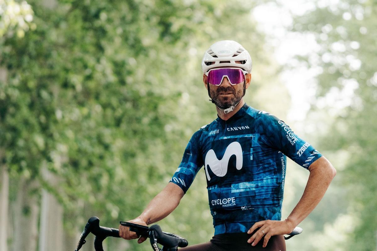 Alejandro Valverde posa con el uniforme de corredor de gravel del equipo Movistar.