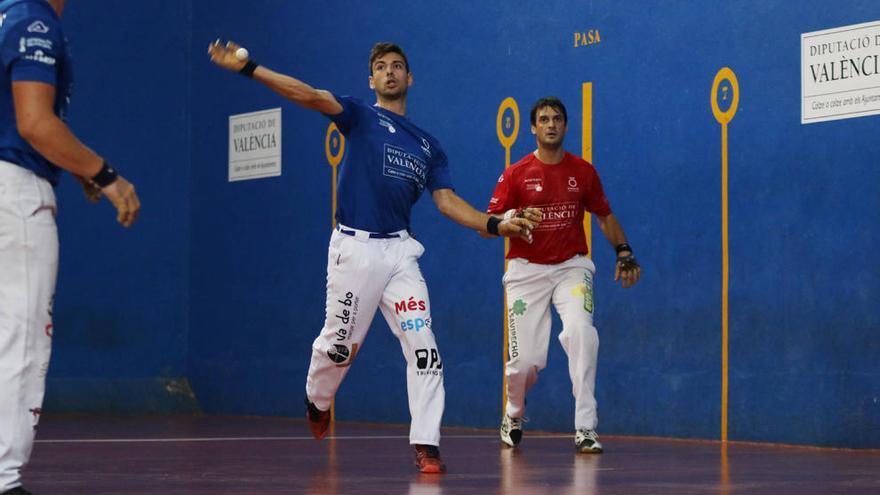 De la Vega, davant de Genovés II, durant la final del Trofeu Diputació de València de frontó de 2018.