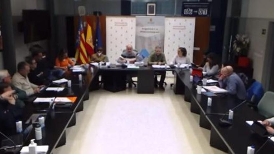 Expulsan a un edil de Vox por hacer el saludo fascista al alcalde en el pleno de un municipio valenciano