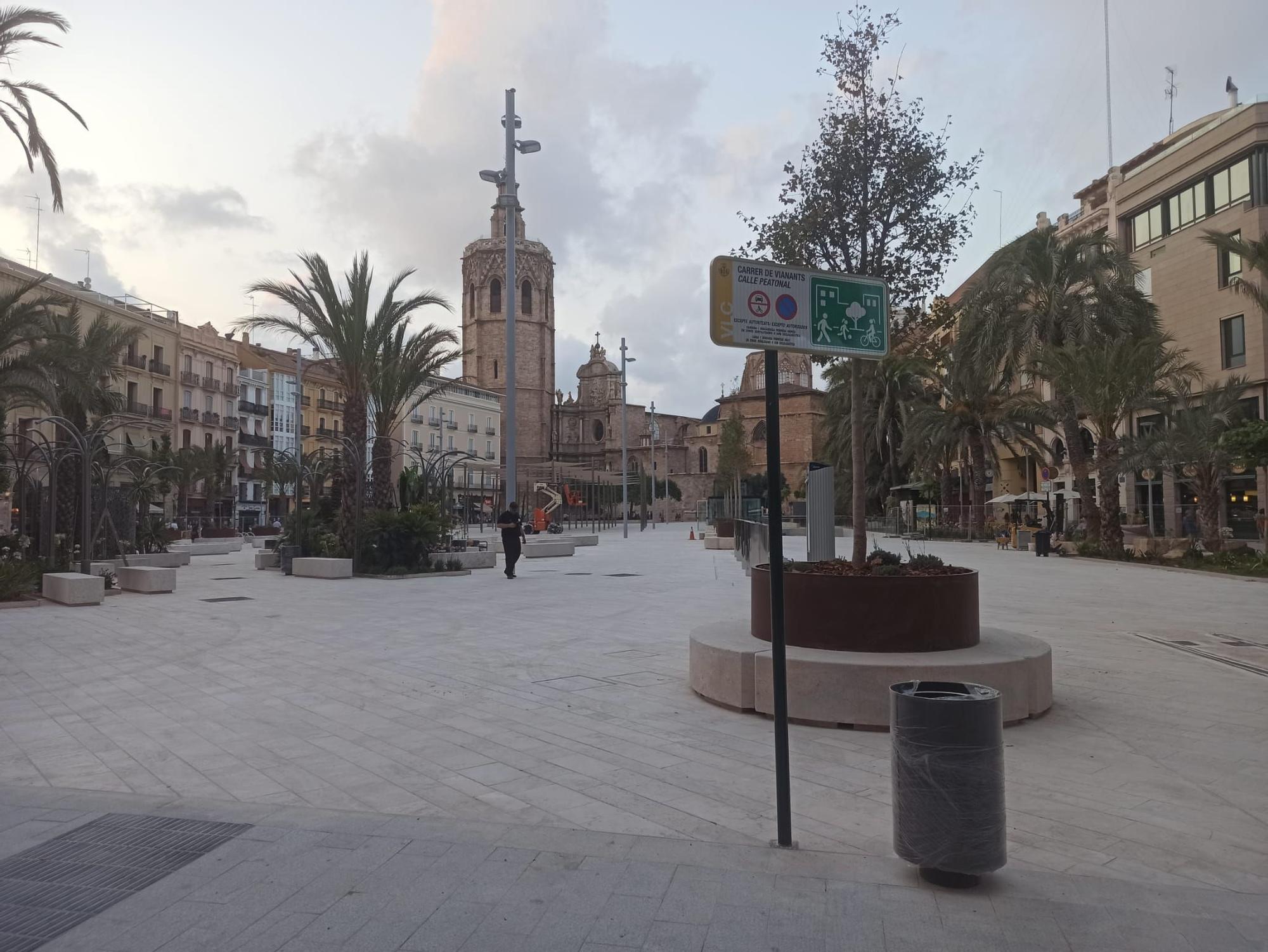 Retiran las lonas de las plaza de la Reina a la espera de su apertura