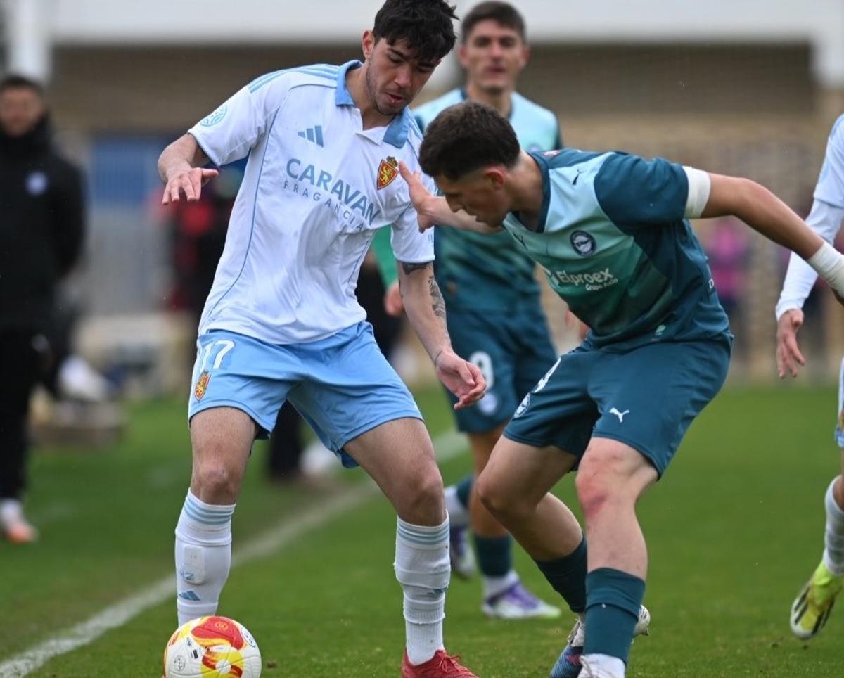 Dani González, con el balón durante el partido ante el Alavés B.