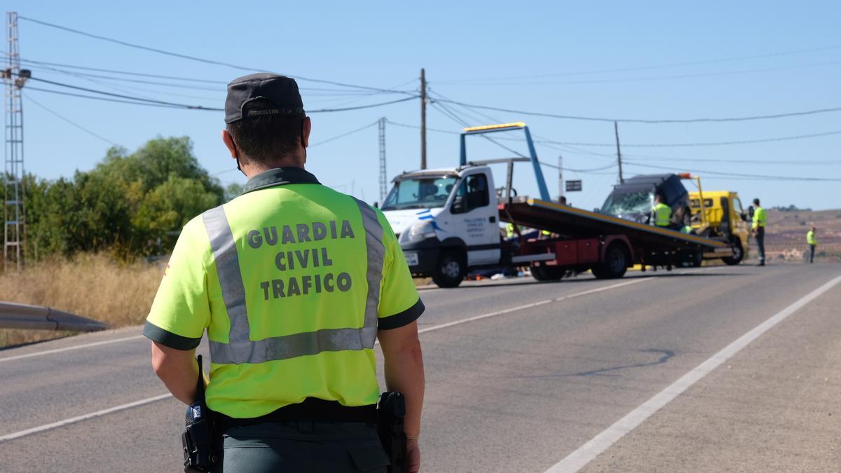 Efectivos de la Guardia Civil de Tráfico intervienen en un accidente en una imagen de archivo.